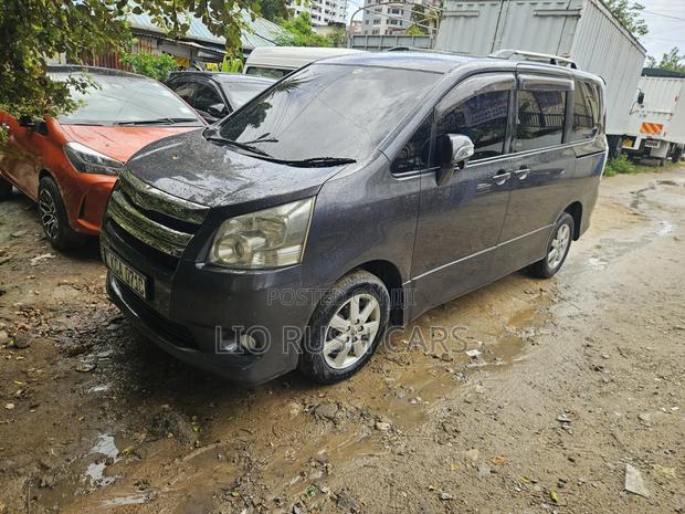 Toyota Noah 2009 Gray