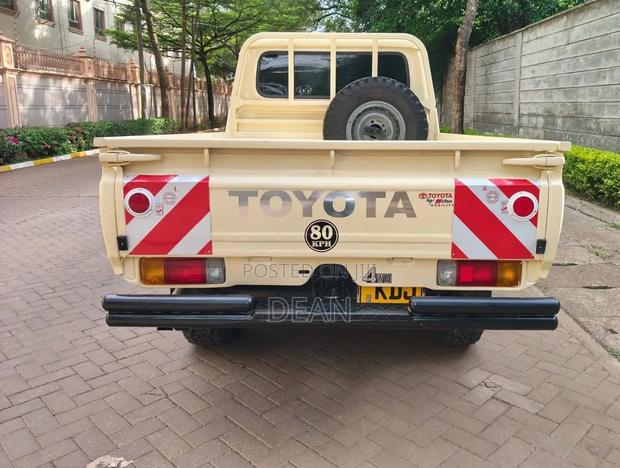 Toyota Land Cruiser 2009 Yellow