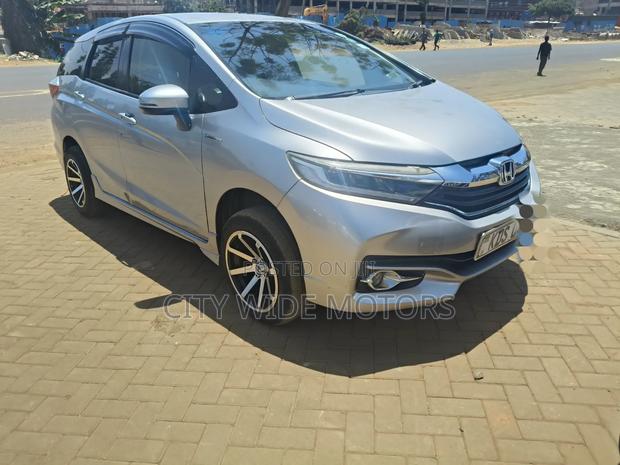 Honda Fit Shuttle 1.5 Hybrid 2WD 2017 Silver