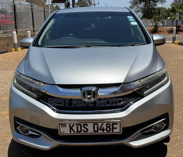 Honda Fit Shuttle 2017 Silver