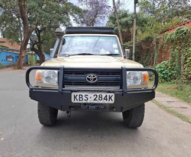 Toyota Land Cruiser 2013 Yellow