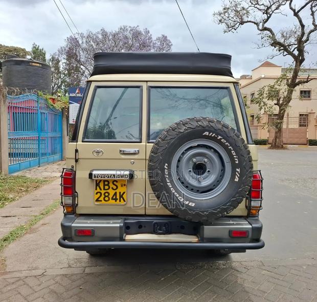 Toyota Land Cruiser 2013 Yellow