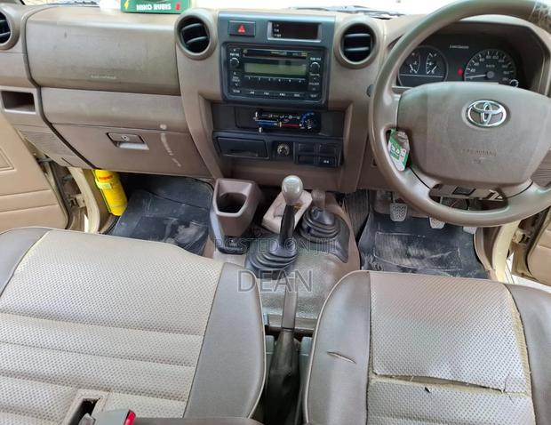 Toyota Land Cruiser 2013 Yellow