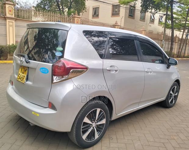 Toyota Ractis 2016 Silver