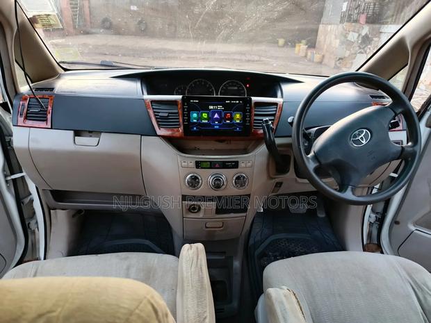 Toyota Noah 2005 White