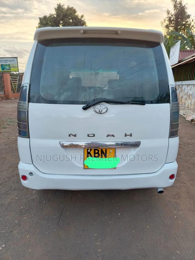 Toyota Noah 2005 White