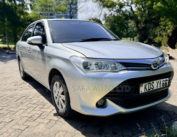 Toyota Axio 1.5 Hybrid 2WD 2017 Silver