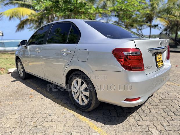 Toyota Axio 1.5 Hybrid 2WD 2017 Silver