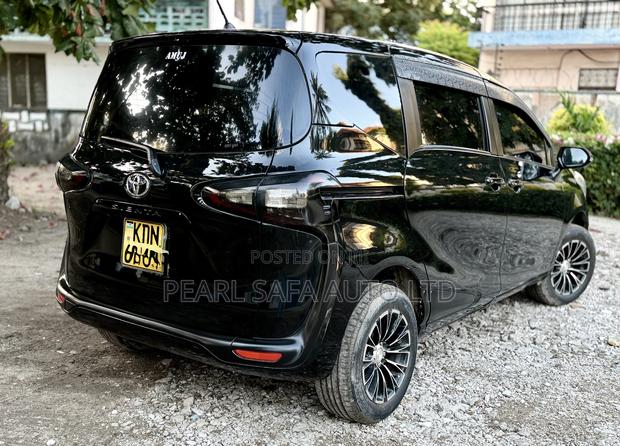 Toyota Sienta 2016 Black