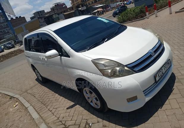 Toyota ISIS 2012 White