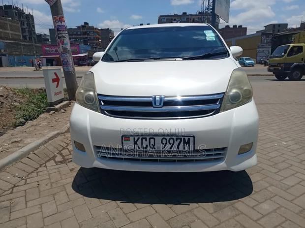 Toyota ISIS 2012 White