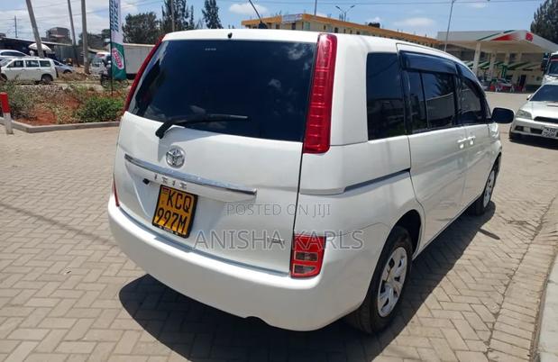 Toyota ISIS 2012 White