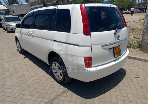 Toyota ISIS 2012 White