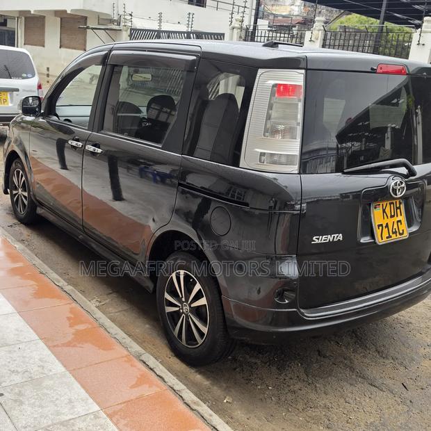 Toyota Sienta 1.5 FWD 2015 Black