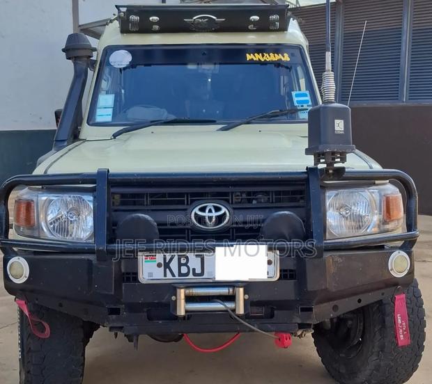 Toyota Land Cruiser 2009 Gold