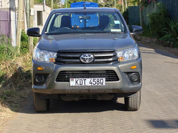 Toyota Hilux 2024 Gray
