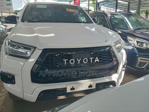 Toyota Hilux 2022 White