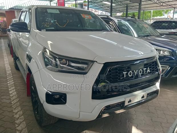 Toyota Hilux 2022 White