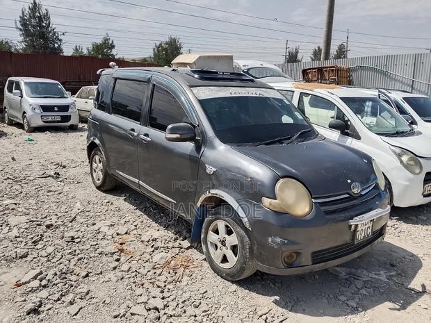 Toyota Sienta 1.5 AWD 2010 Gray