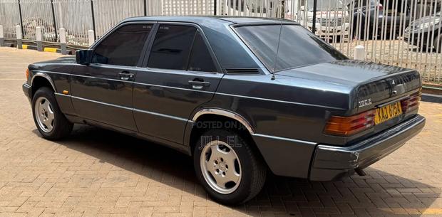 Mercedes-Benz W124 1989 Gray