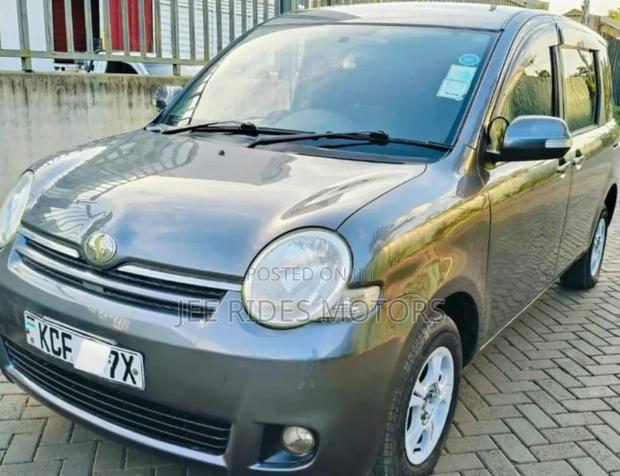Toyota Sienta 2007 Gray