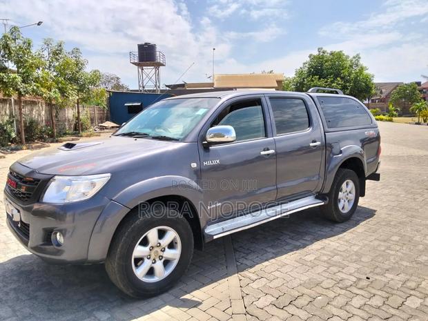Toyota Hilux 2.5 D-4D 4X4 SRX 2010 Gray