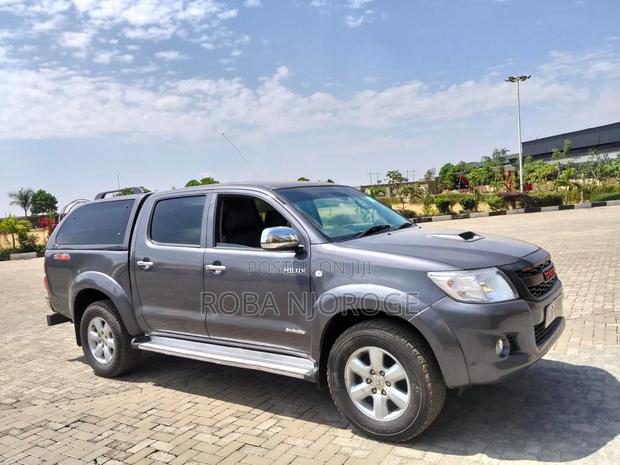 Toyota Hilux 2.5 D-4D 4X4 SRX 2010 Gray