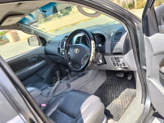 Toyota Hilux 2.5 D-4D 4X4 SRX 2010 Gray