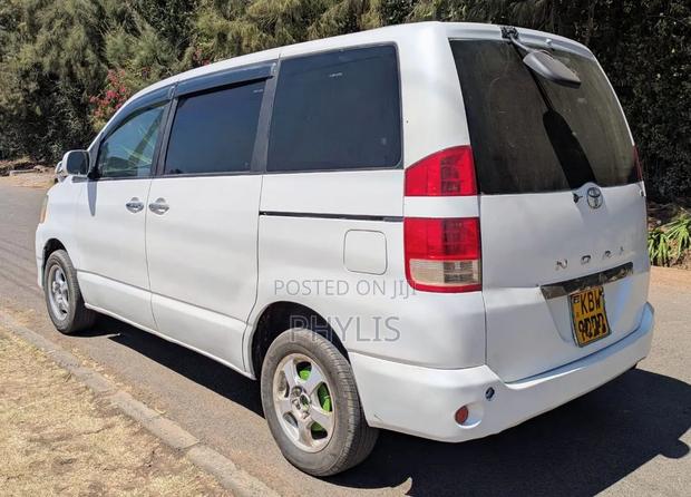 Toyota Noah 2006 White