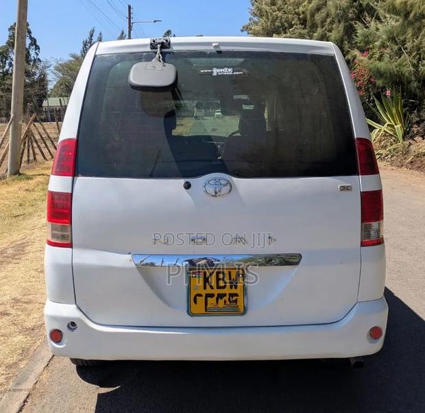 Toyota Noah 2006 White