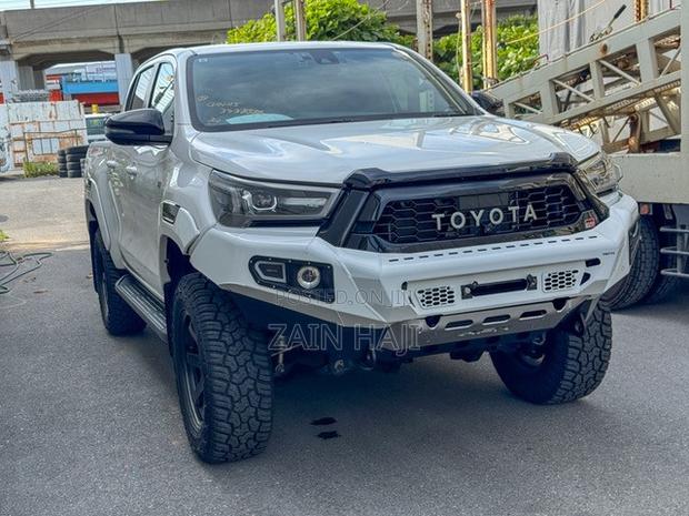 Toyota Hilux 2022 White