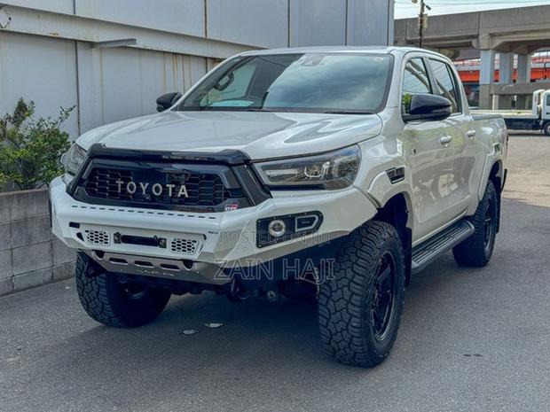 Toyota Hilux 2022 White