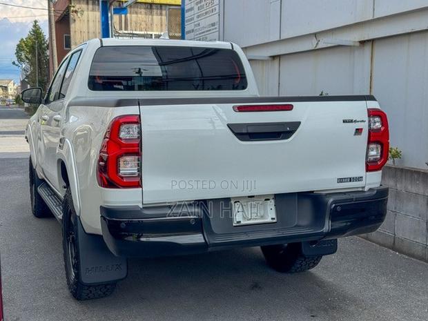 Toyota Hilux 2022 White