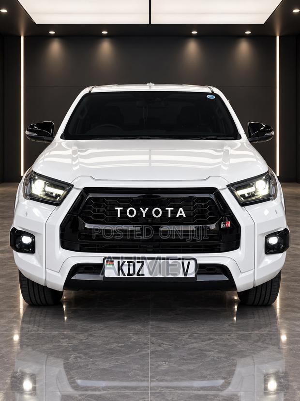 Toyota Hilux 2023 White