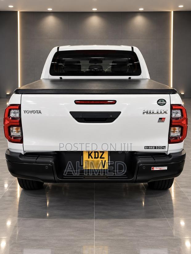 Toyota Hilux 2023 White