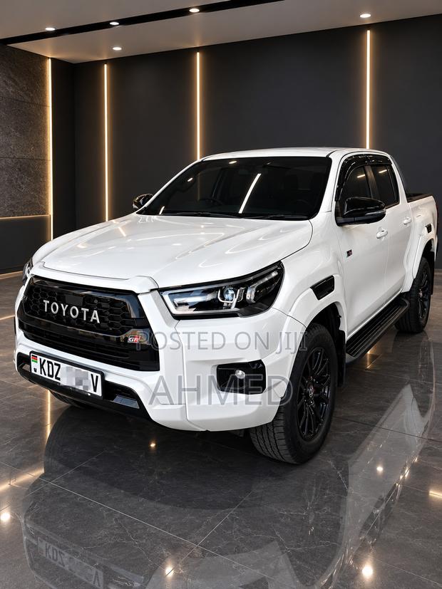 Toyota Hilux 2023 White
