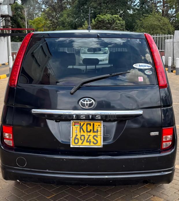Toyota ISIS 2010 Black