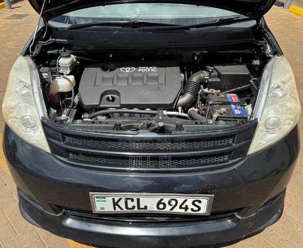 Toyota ISIS 2010 Black