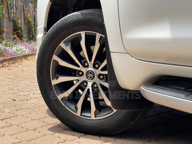Toyota Land Cruiser Prado 2018 White