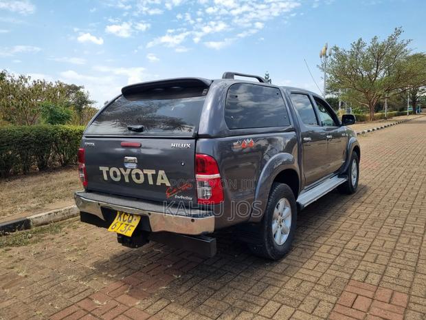 Toyota Hilux 2011 Gray