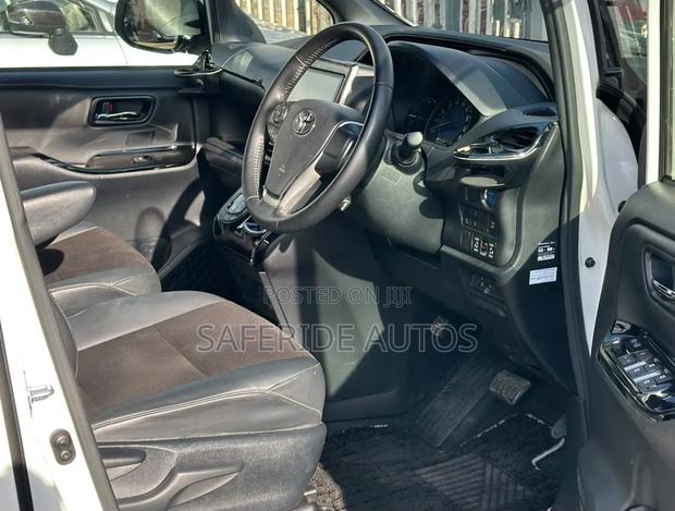 Toyota Noah 1.8 FWD Hybrid (7 seater) 2019 Pearl