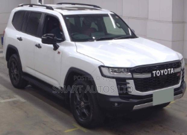 Toyota Land Cruiser LC300 2021 Off white