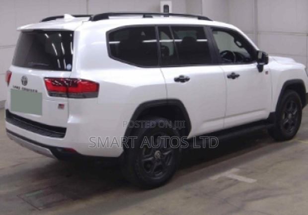Toyota Land Cruiser LC300 2021 Off white