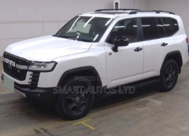 Toyota Land Cruiser LC300 2021 Off white