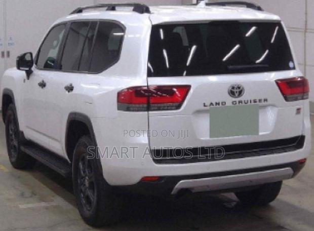 Toyota Land Cruiser LC300 2021 Off white