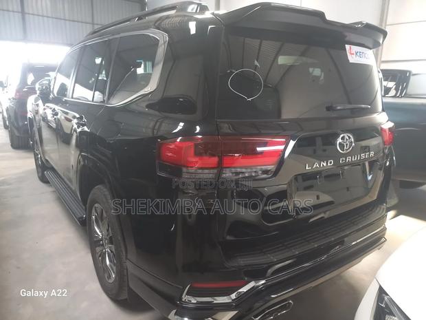 Toyota Land Cruiser LC300 2024 Black