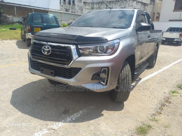 Toyota Hilux 2021 White