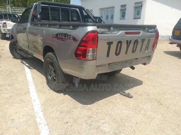 Toyota Hilux 2021 White