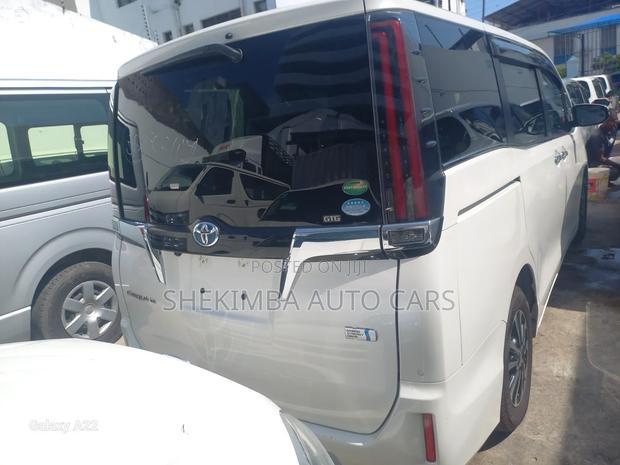Toyota Esquire 1.8 FWD Hybrid (7 seater) 2020 White