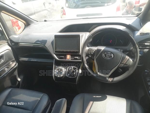 Toyota Esquire 1.8 FWD Hybrid (7 seater) 2020 White